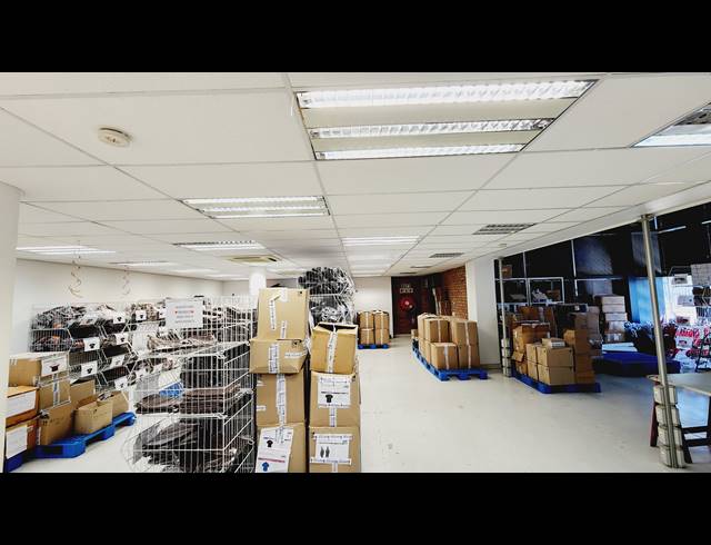 2,221M² SHOWROOM TO LET IN NORTH RIDING